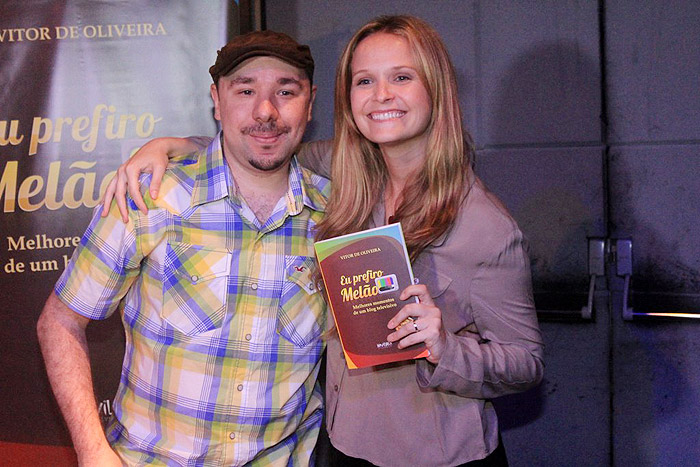 Fernanda Rodrigues prestigiou o lançamento do livro de Vitor de Oliveira