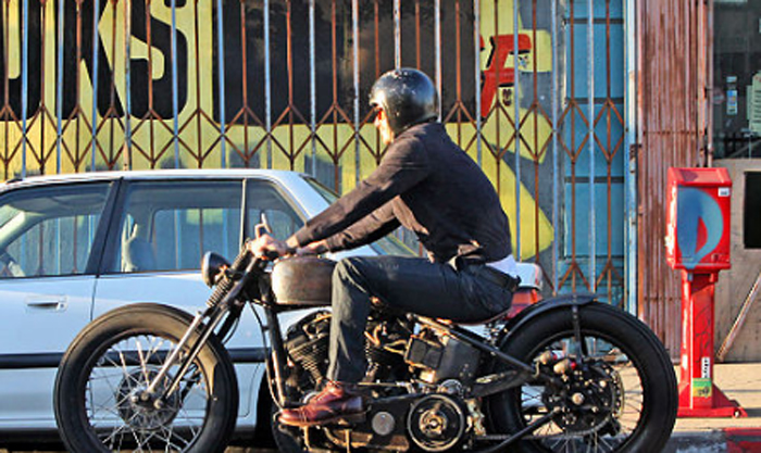 David Beckham circula com sua moto customizada por Hollywood