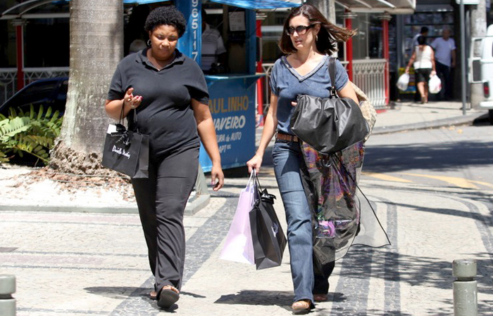 (vera/ronda) Cheia de sacolas, Fátima Bernardes pega vestido em lavanderia 