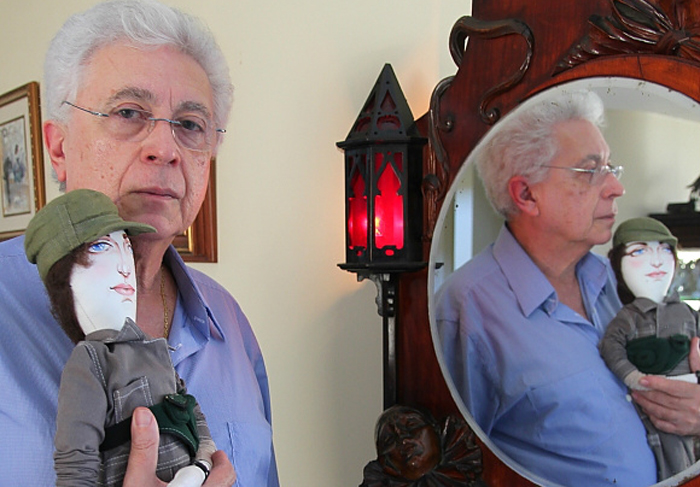 Aguinaldo Silva tira foto com boneco do Pereirão