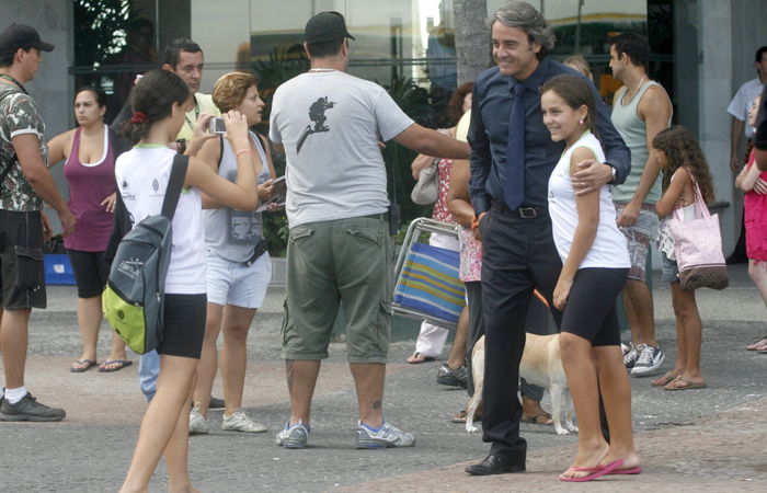 Alexandre Borges tira fotos com fãs em gravação de novela