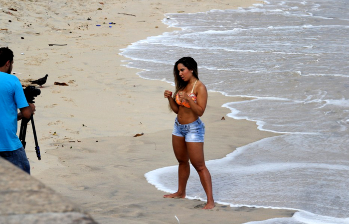 Mulher Melão dança funk em gravação na praia da Barra