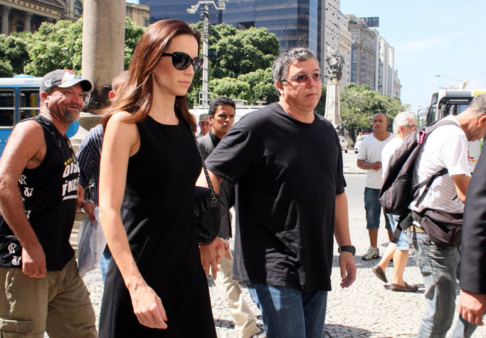 Boninho e Ana Furtado dão último adeus a Chico Anysio