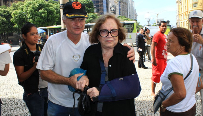 Familiares e amigos vão ao velório de Chico Anysio