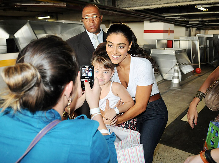 Juliana Paes posou para fotos com as crianças