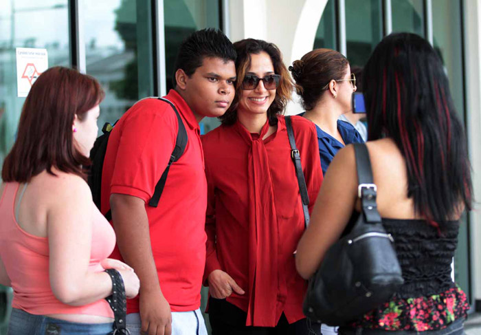 Camila Pitanga tira fotos com fãs em aeroporto