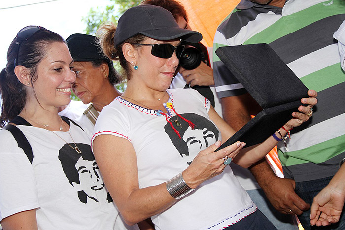 Cissa Guimarães se emocionou na inauguração da pista de skate