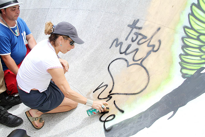 Cissa Guimarães na pista de skate em homenagem ao filho, Rafael Mascarenhas