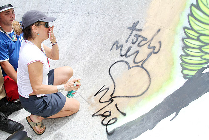 Cissa Guimarães na pista de skate em homenagem ao filho, Rafael Mascarenhas