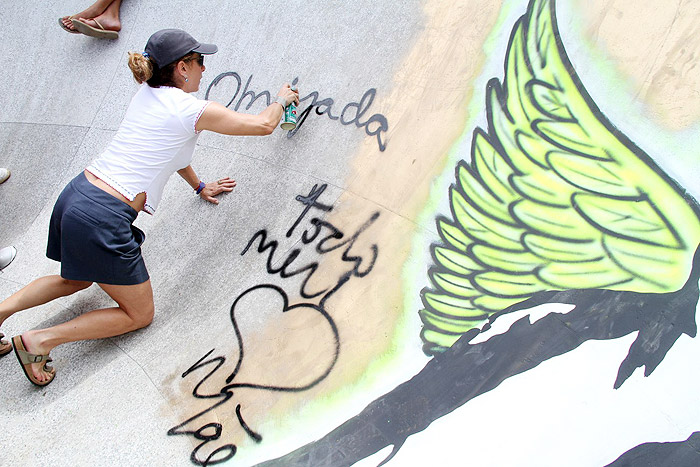 Cissa Guimarães na pista de skate em homenagem ao filho, Rafael Mascarenhas