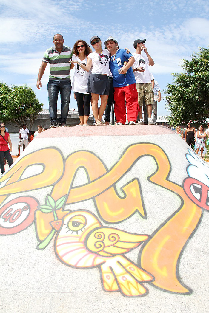 Cissa Guimarães com os amigos de Rafael Mascarenhas na pista de skate