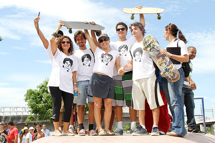 Cissa Guimarães com os amigos de Rafael Mascarenhas na pista de skate