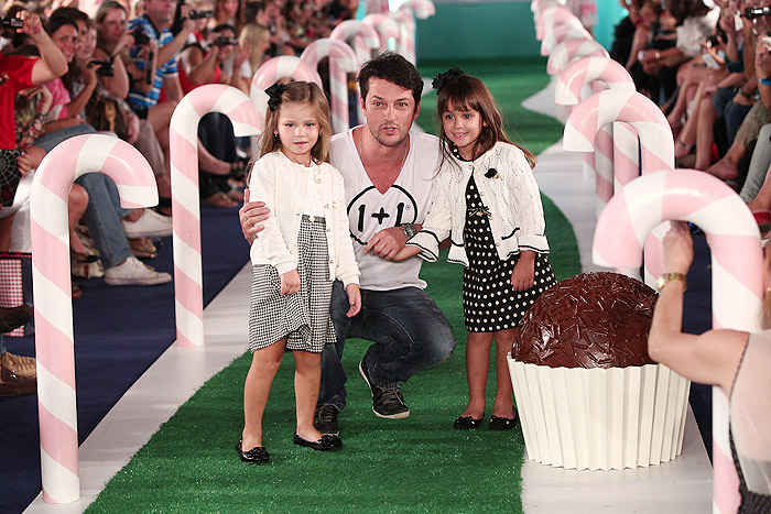 Marcelo Serrado em desfile infantil