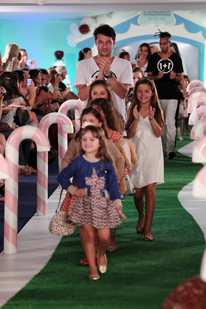 Marcelo Serrado em desfile infantil