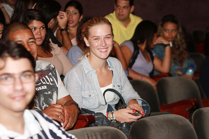 Fiorella Mattheis foi ao teatro um grupo de jovens da ONG do namorado, Flávio Canto
