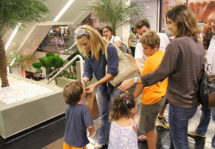 Carolina Dieckmann dá brigadeiro na boca do filho