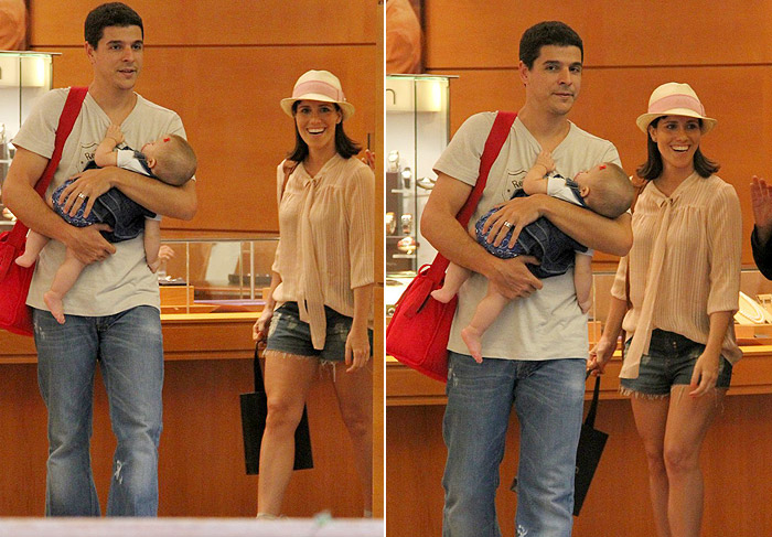 Fernanda Pontes e Diogo Boni passeiam com Malu em shopping carioca