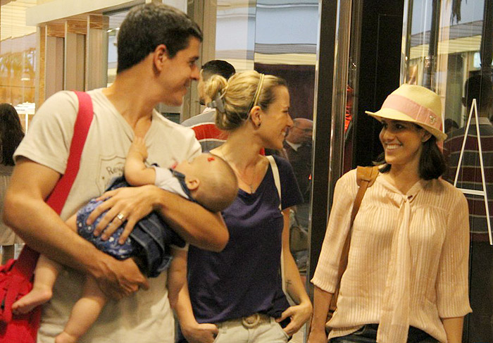 Fernanda Pontes e Diogo Boni passeiam com Malu em shopping carioca