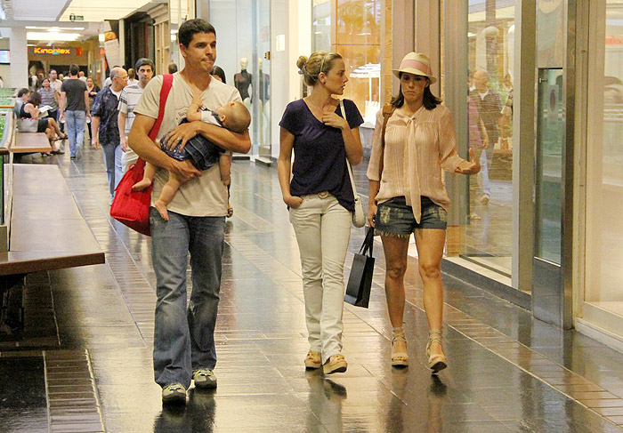 Fernanda Pontes e Diogo Boni passeiam com Malu em shopping carioca