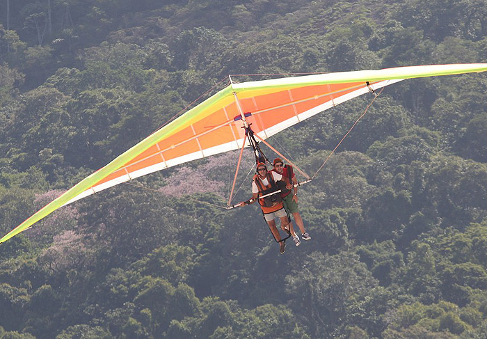 Murilo Benício faz voo de asa delta no Rio de Janeiro