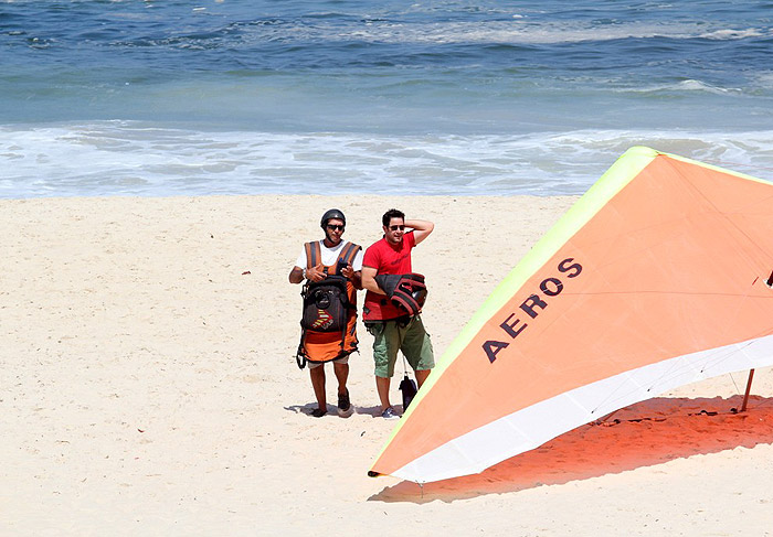 Murilo Benício faz voo de asa delta no Rio de Janeiro