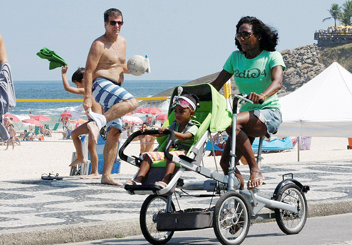 Glória Maria passeia com a filha em bicicleta moderna 