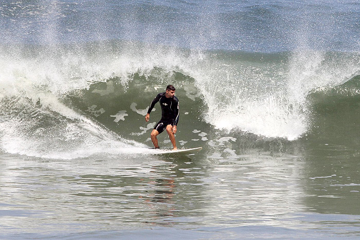 Cauã aproveitou o bom tempo para surfar.
