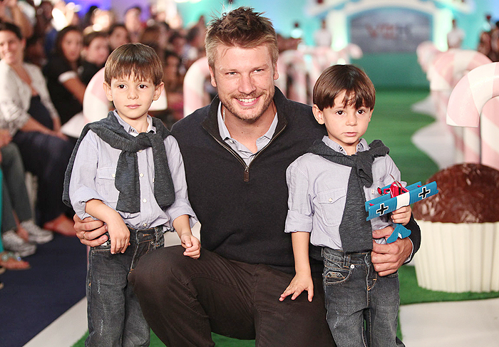 Rodrigo Hilbert desfila em evento infantil 