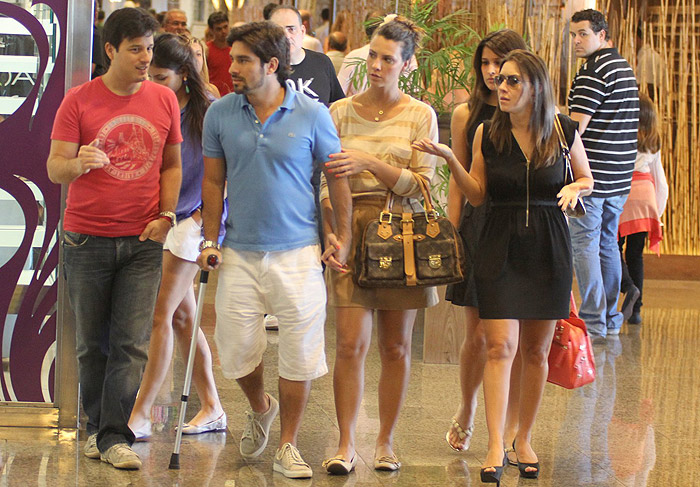 Camila Rodrigues e o namorado almoçam com amigos no shopping