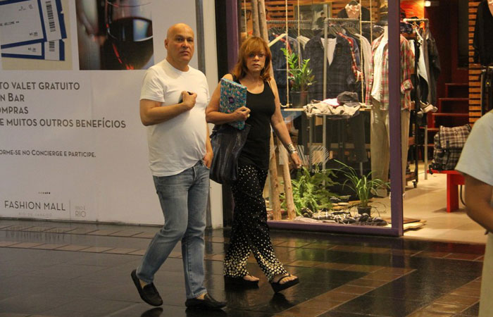 Glória Perez passeia com amigo em shopping do Rio - O Fuxico