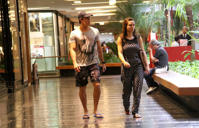 Glória Perez passeia com amigo em shopping do Rio - O Fuxico