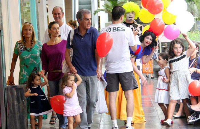 Glória Perez passeia com amigo em shopping do Rio - O Fuxico