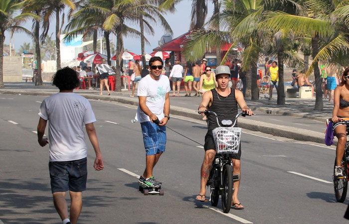 Di Ferrero passeia de bike elétrica pela orla de Ipanema - O Fuxico