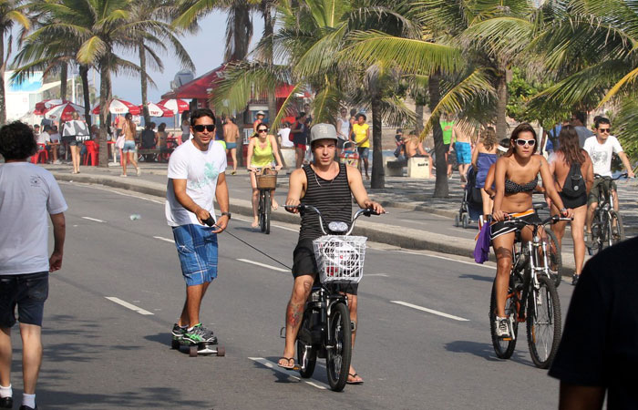 Di Ferrero passeia de bike elétrica pela orla de Ipanema - O Fuxico