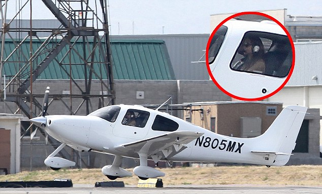 Angelina Jolie é clicada pilotando avião em Los Angeles