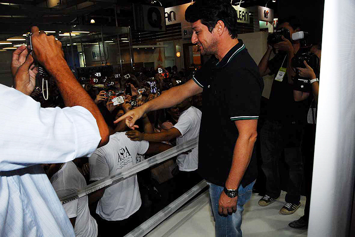 Marcelo Serrado visita feira de beleza em São Paulo