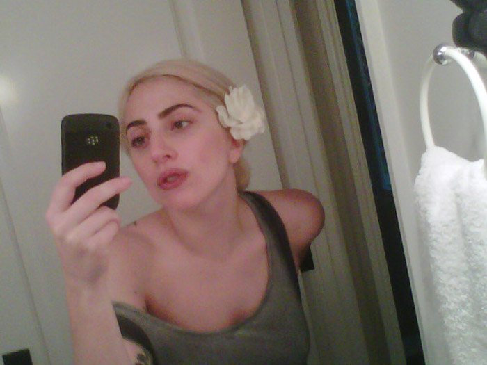 Lady Gaga posta foto dela sem maquiagem