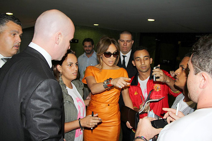 Após gravar na Record, Jennifer Lopez vai a evento em São Paulo 