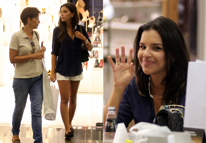 Mariana Rios exibe aliança em passeio com a mãe