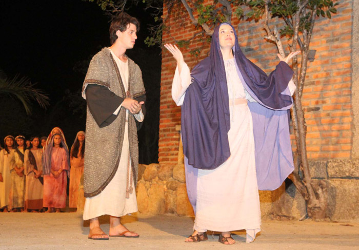 Ellen Rocche e Larissa Maciel ensaiam a Paixão de Cristo em Pernambuco 