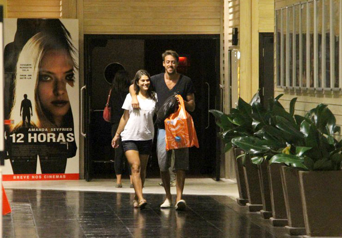 Priscila Fantin passeia com o marido em shopping carioca