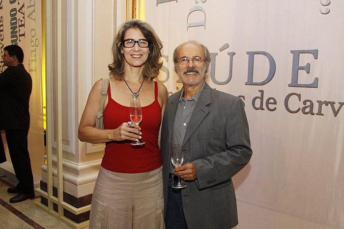 Osmar Prado posa para foto ao lado da esposa