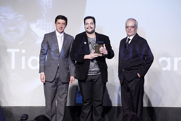 Tiago Abravanel posa com o troféu do prêmio Faz Diferença, no Rio