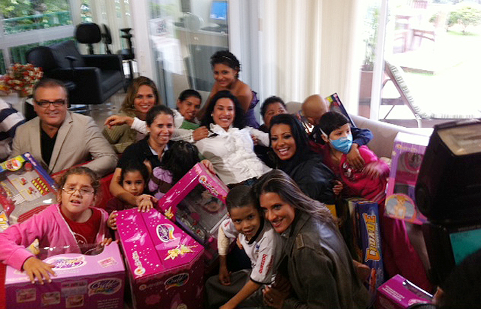 Scheila Carvalho e Cinthia Santos distribuem brinquedos na casa Ronaldo McDonald 