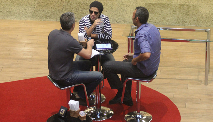  Bruno Gagliasso bate-papo com amigos em shopping carioca