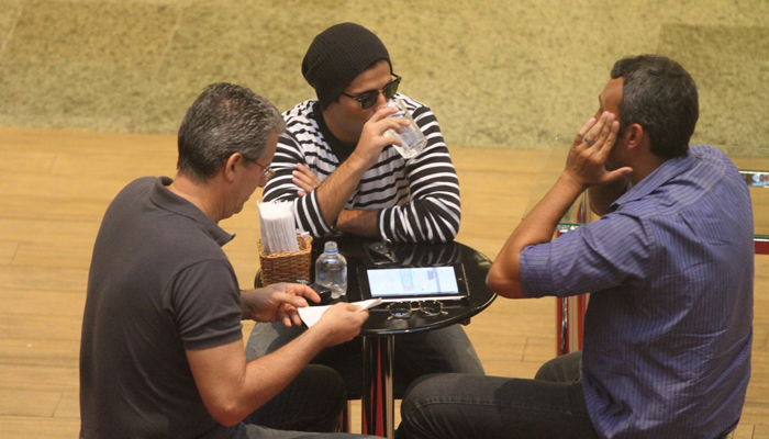  Bruno Gagliasso bate-papo com amigos em shopping carioca