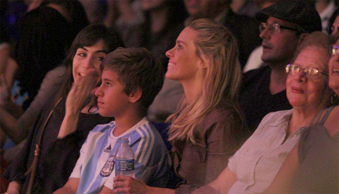 Carolina Dieckmann leva o filho para assistir peça do pai, Marcos Frota