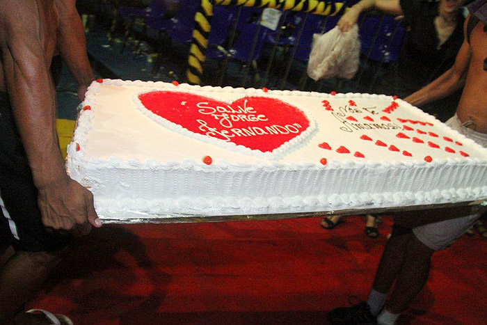O diretor ganhou um bolo por seu aniversário: Salve Jorge Fernando. Nós te amamos!