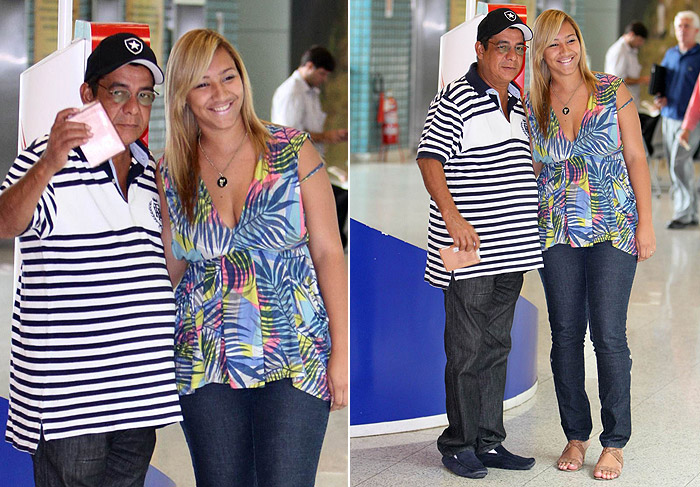 Zeca Pagodinho tira foto com fã no aeroporto