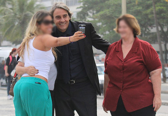 Alexandre Borges tira foto com fãs durante gravação da novela